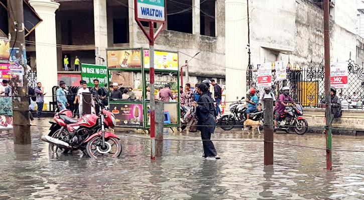 মুষলধারে বৃষ্টিতে রাজধানীতে চরম জলাবদ্ধতা ও যানজট